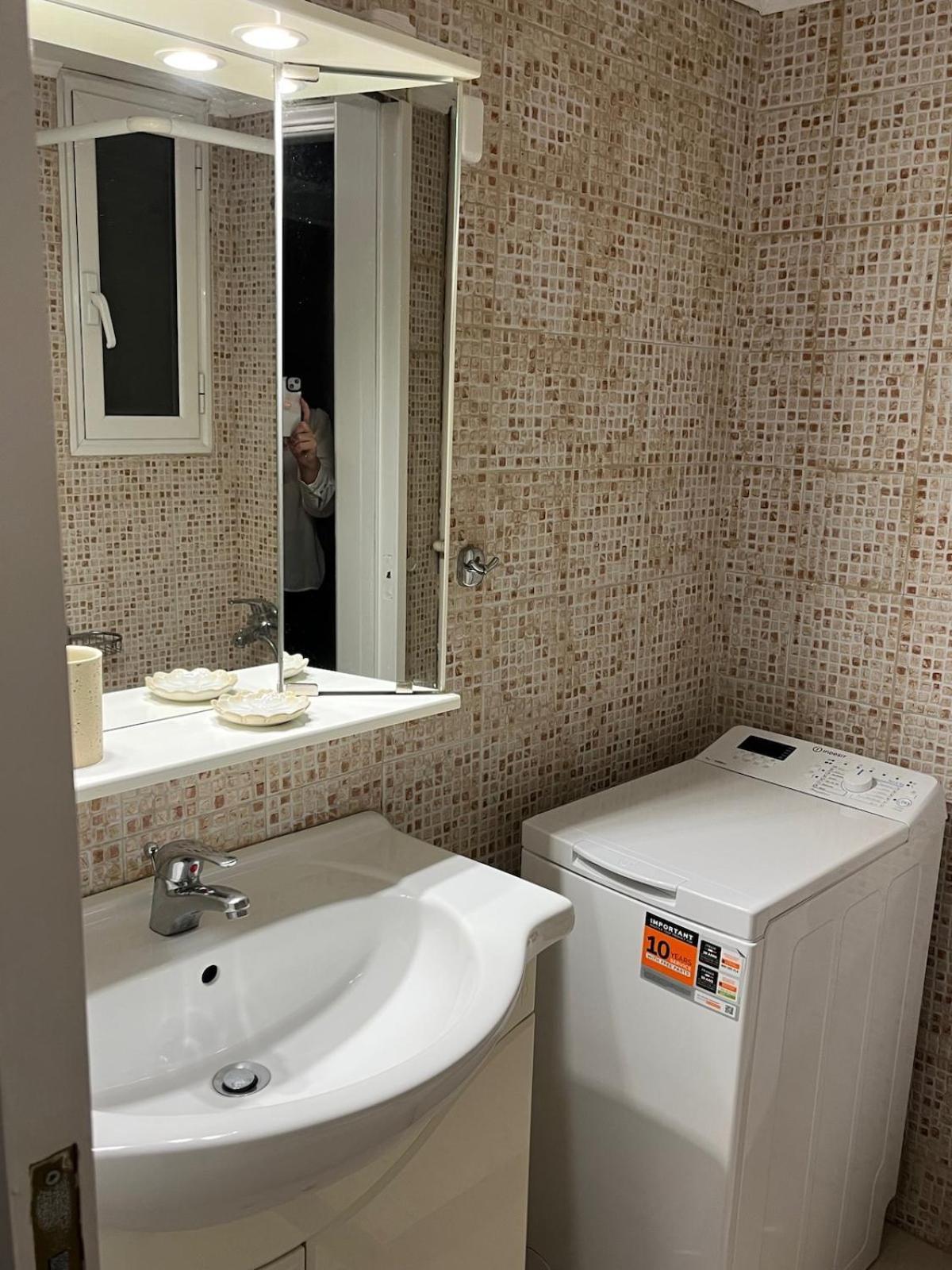 Acropolis, 2bd Erechthiou 21 23