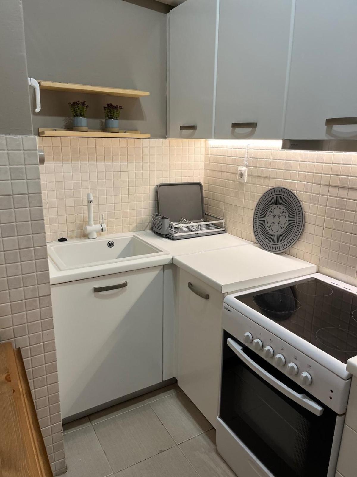 Acropolis, 2bd Erechthiou 21 23